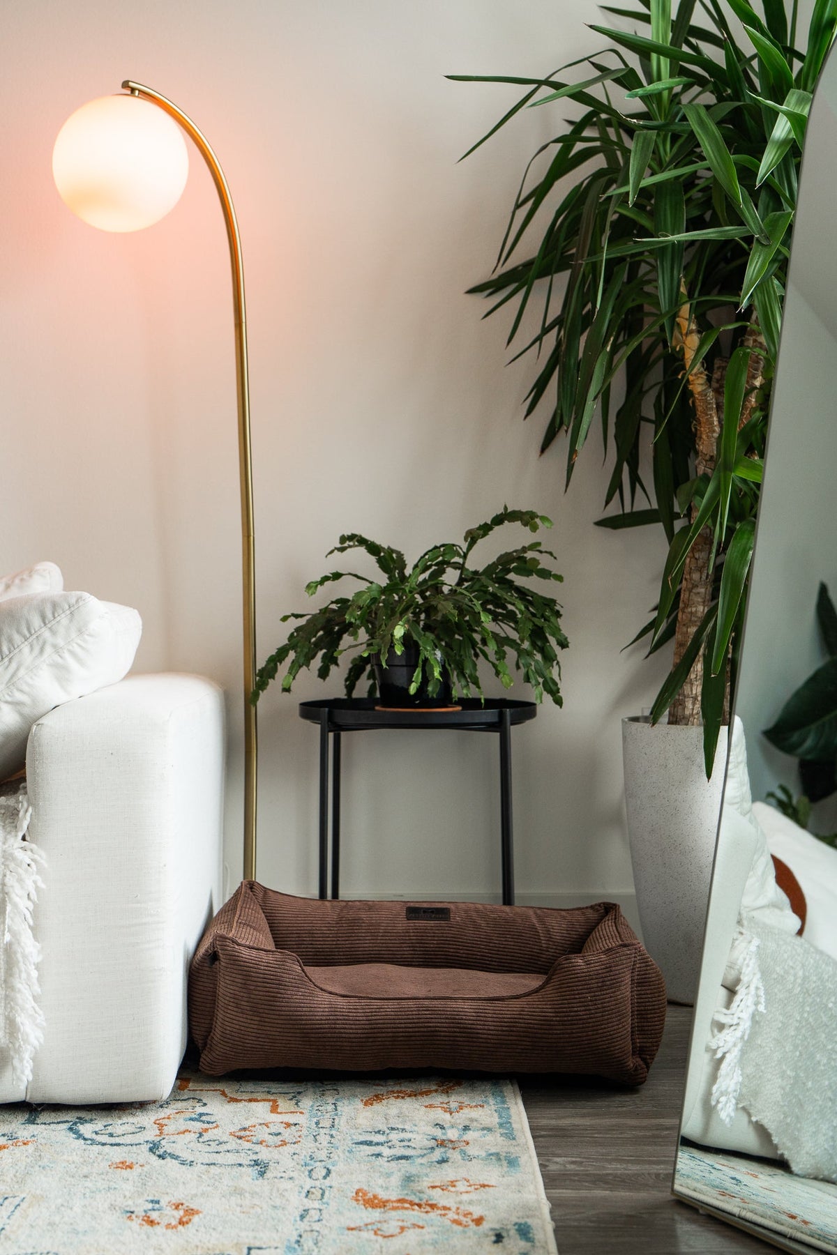 Chester & Lee | Milk Chocolate Sleeper Dog Bed
